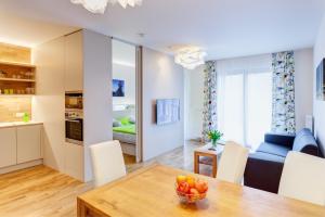 uma cozinha e sala de estar com mesa e cadeiras em Apartman Medvědín 307 em Spindleruv Mlyn