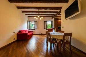 a living room with a table and a red couch at Red Fashion in Venice +3 photos
