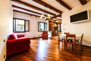 a living room with a table and a red couch at Red Fashion in Venice