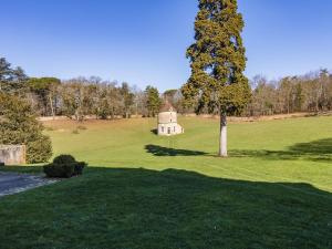 Dārzs pie naktsmītnes Luxurious Mansion with Swimming Pool in Aquitaine