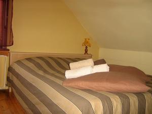 Un pat sau paturi într-o cameră la Guesthouse Kolibriehuys