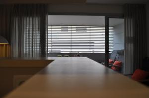 萊斯卡瑟斯－達爾卡納的住宿－阿爾卡納爾公寓酒店，配有大窗户的客房内一张大木桌