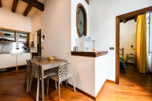 kuchnia i jadalnia ze stołem i krzesłami w obiekcie Casetta Rossa w Wenecji