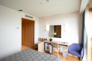 Postel nebo postele na pokoji v ubytování Antillia Hotel