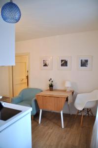 ein Wohnzimmer mit einem Tisch und einem Sofa in der Unterkunft Casa Calle del Forno in Grado