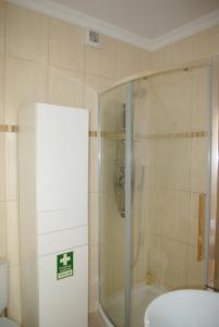 ルースにあるPerto do marのバスルーム(シャワー、トイレ、洗面台付)