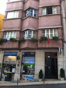 un bâtiment au coin d'une rue dans l'établissement Residencial Valentina, à Lisbonne