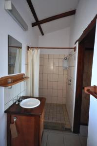 uma casa de banho com um lavatório e um chuveiro em Bay View Lodge em Miramar