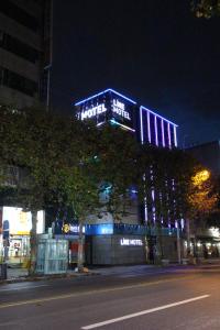 un edificio con una señal azul encima en Line Motel en Daegu