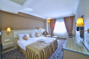Postel nebo postele na pokoji v ubytování Hotel Grand Emin + 37 fotografií