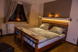 Llit o llits en una habitació de Gościniec Krutyński