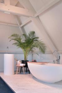 Ett badrum på De Nederlanden, Restaurant & Boutique Hotel