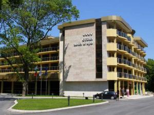 カヴァルナにあるHotel OTDIHの建物の前に車が駐車されている