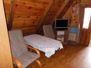 TV a/nebo společenská místnost v ubytování Ośrodek Wczasowy Słoneczna Polana