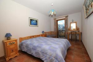 A bed or beds in a room at Chalet la Forestière