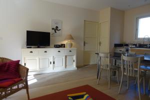 a living room with a kitchen and a table with chairs at Au 21 in Avignon