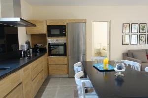 a kitchen with a counter and a table with chairs at Au 21 in Avignon