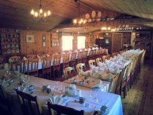 a large dining room with tables and chairs at Heddan Gjestegard in Tingvatn +26 photos