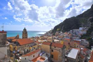 - une vue sur une ville perchée sur une colline avec l'océan dans l'établissement Casa Mao, à Amalfi