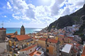 vista su una città su una collina con l'oceano di Casa Mao ad Amalfi