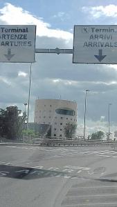 ein Straßenschild an der Seite einer Autobahn in der Unterkunft Bed and fly Aeroporto Catania reception h24 in Catania