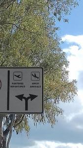 um sinal de rua em frente a uma árvore em Bed and fly Aeroporto Catania reception h24 em Catânia