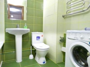 トゥーラにあるInndays on Lunacharskogo-2のバスルーム(トイレ、洗面台、洗濯機付)