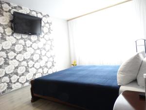トゥーラにあるInndays on Lunacharskogo-2のベッドルーム1室(ベッド1台、壁にテレビ付)