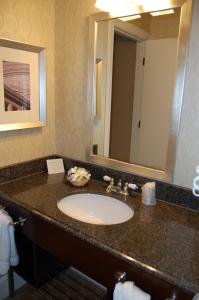 y baño con lavabo y espejo. en Windsor Inn Hotel, en Washington