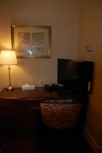 En tv och/eller ett underhållningssystem på Windsor Inn Hotel