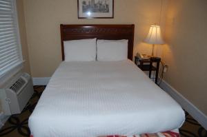 Postel nebo postele na pokoji v ubytování Windsor Inn Hotel