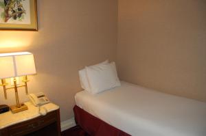 Postel nebo postele na pokoji v ubytování Windsor Inn Hotel