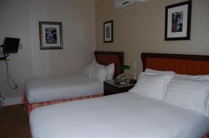 Postel nebo postele na pokoji v ubytování Windsor Inn Hotel
