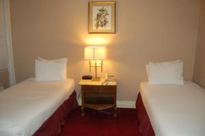 Postel nebo postele na pokoji v ubytování Windsor Inn Hotel