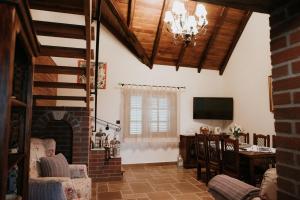 a living room with a fireplace and a television at La Saca 42 in Saca