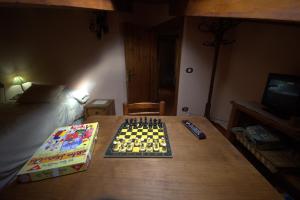 un tablero de ajedrez sobre una mesa en un dormitorio en Rio La Estrella, en Mosqueruela