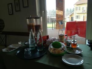 een tafel met eten en een blender bovenop bij Agriturismo Vignarello in Tornaco