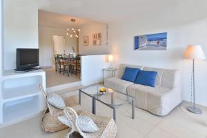 - un salon avec un canapé et une table dans l'établissement Apartamento Ferrera Park 206, à Cala Ferrera