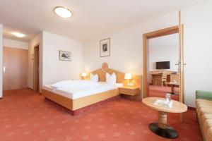 ザンクト・レオンハルト・イム・ピッツタールにあるHotel Andreas Hoferのベッドとソファのあるホテルの部屋 +74枚の写真