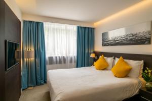 Voodi või voodid majutusasutuse Pelican London Hotel and Residence toas