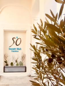 a white wall with a picture of a clock on it at S'O Smart B&B Tropea in Tropea