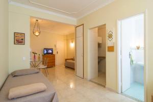 a bedroom with a bed and a bathroom at Flat General in Petrópolis