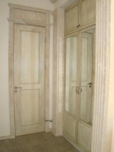 une chambre avec deux armoires en bois et une porte dans l'établissement Best choice in the heart of Yerevan, à Erevan