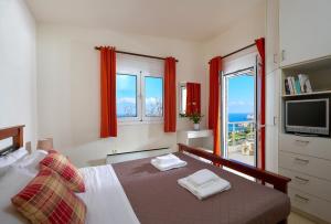 een slaapkamer met een bed en uitzicht op de oceaan bij Spacious villa with private eco-pool and panoramic sea view in Agia Pelagia