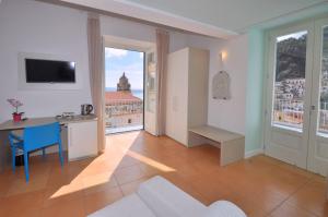 sala de estar con vistas a la ciudad en Casa Mao, en Amalfi