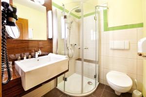 Koupelna v ubytování Revita Hotel Kocher + 24 fotografií