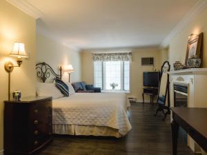 um quarto de hotel com uma cama e uma janela em Green Acres Inn em Kingston