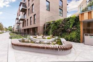 a garden in front of a building at Bright and Spacious 2 Bed Apartment- London Bridge ZONE 1 in London
