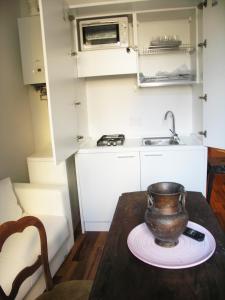 uma pequena cozinha com uma mesa com um vaso num prato em Appartamento Real Taste of Tuscany Top em Florença