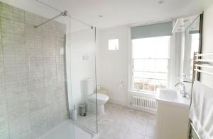 a bathroom with a shower and a toilet and a sink at No 4 Ainslie's Belvedere B&B in Bath